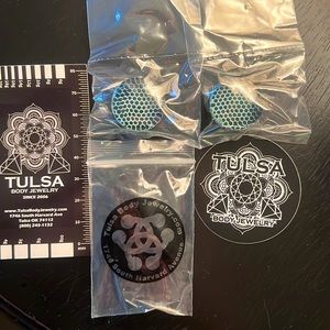 7/8 in Black and White Honeycomb Plugs